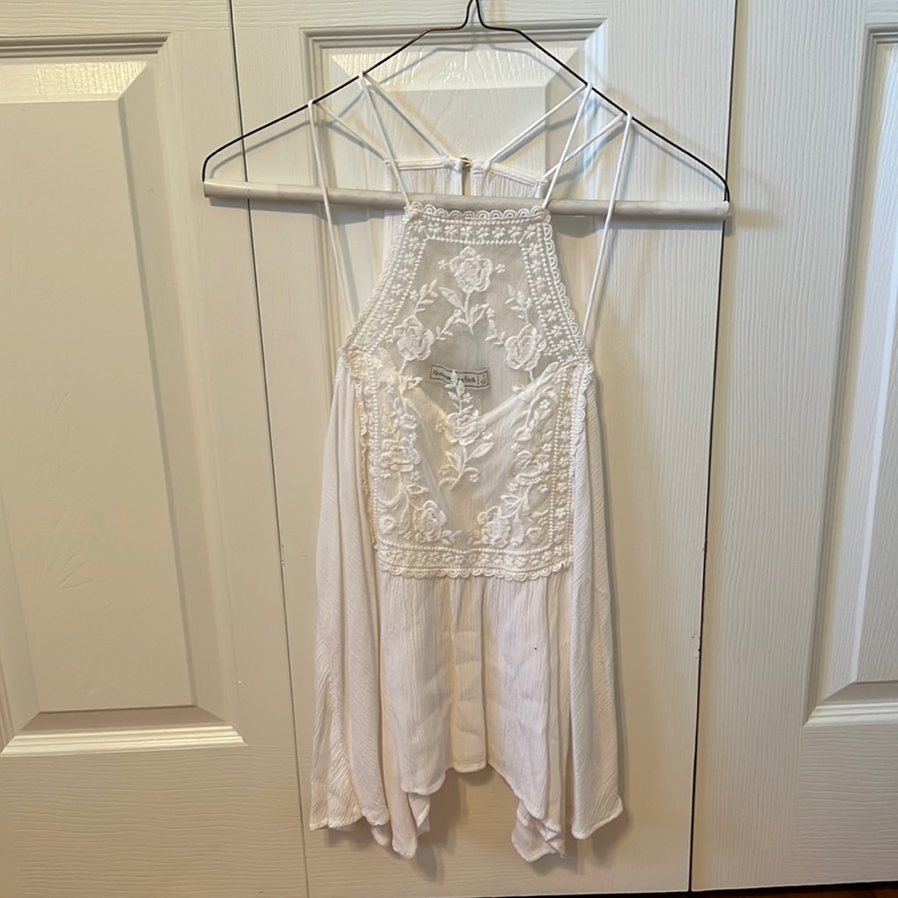 Beautiful white tank top, great details!
